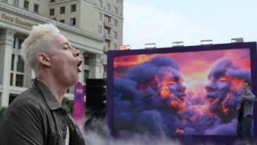 Cântărețul rus Shaman a folosit Inteligența Artificială pentru a introduce opozanți ai Kremlinului într-un videoclip patriotic