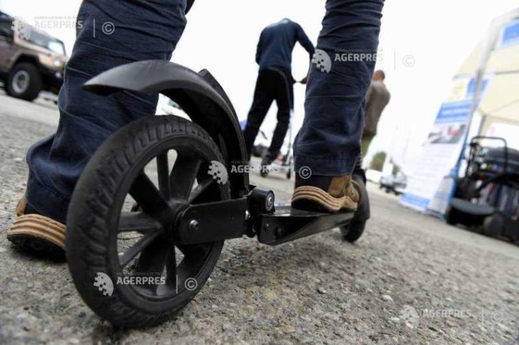Sibiu: Doi copii pe trotinetă electrică, răniți după ce au fost acroșați de un autoturism la Cornățel