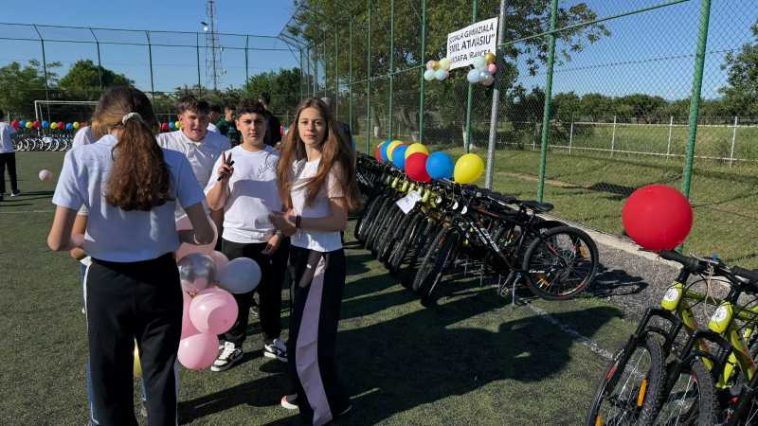 1Iunie/ Vrancea: Elevii din Garoafa și Ciușlea, de la clasa pregătitoare până la a VIII-a, au primit biciclete de Ziua Copilului (GALERIE FOTO)