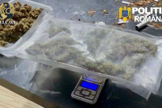 Bacău: Două persoane au fost reținute pentru trafic de droguri de risc și mare risc (GALERIE FOTO)