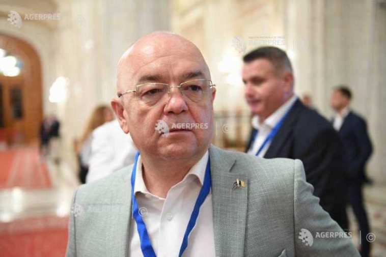Emil Boc: Cer public ministrului Culturii să facă cunoscut raportul de evaluare a managerului Florin Estefan