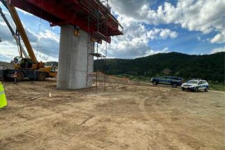 Sibiu: Muncitor pe șantierul autostrăzii, rănit grav după ce a căzut de la 10 metri