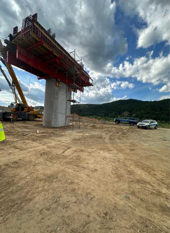 Sibiu: Muncitor pe șantierul autostrăzii, rănit grav după ce a căzut de la 10 metri
