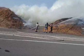 Covasna: Incendiu la o fabrică de cherestea din localitatea Reci; degajări mari de fum în zonă (GALERIE FOTO)