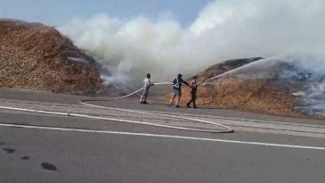 Covasna: Incendiu la o fabrică de cherestea din localitatea Reci; degajări mari de fum în zonă (GALERIE FOTO)