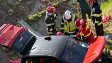 Bistrița-Năsăud: O șoferiță de 17 ani a ajuns cu o mașină de tip B1 în albia unui pârâu; a suferit leziuni la coloana vertebrală