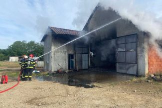 Satu Mare: Incendiu la o hală de depozitare a cerealelor din localitatea Adrian; cauza probabilă, un scurtcircuit