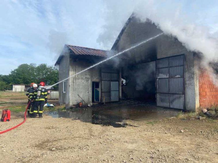 Satu Mare: Incendiu la o hală de depozitare a cerealelor din localitatea Adrian; cauza probabilă, un scurtcircuit
