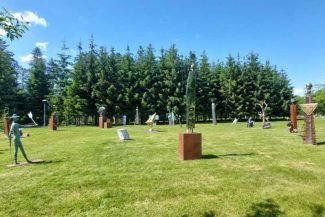 AnulBrâncuși/Expoziția ‘A fi sau a nu fi’ de Alfred Dumitriu, vernisată în Parcul Domnesc al Primăriei Brebu din județul Prahova