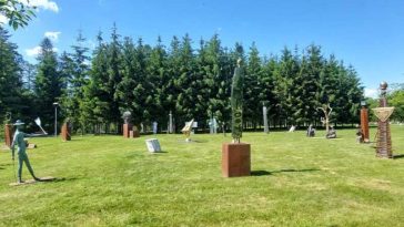 AnulBrâncuși/Expoziția ‘A fi sau a nu fi’ de Alfred Dumitriu, vernisată în Parcul Domnesc al Primăriei Brebu din județul Prahova