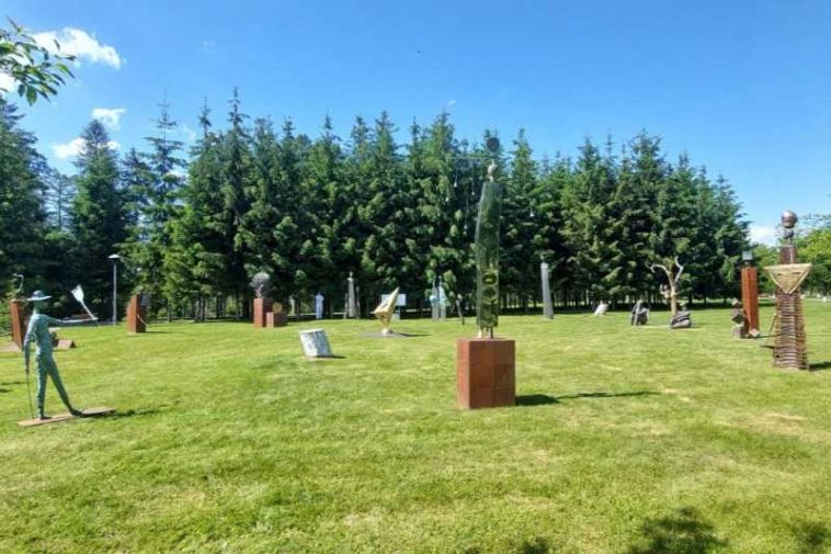 AnulBrâncuși/Expoziția ‘A fi sau a nu fi’ de Alfred Dumitriu, vernisată în Parcul Domnesc al Primăriei Brebu din județul Prahova