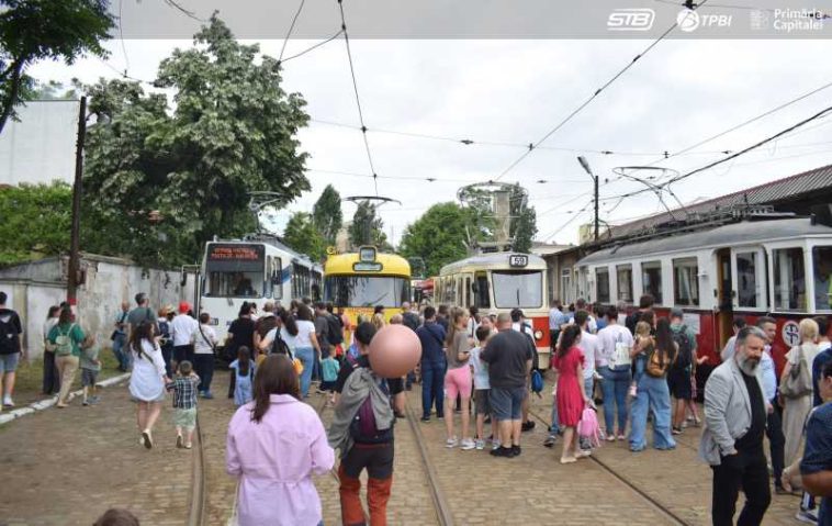 1 Iunie/ Peste două mii de bucureșteni au participat la Parada Tramvaielor STB organizată de Ziua Copilului