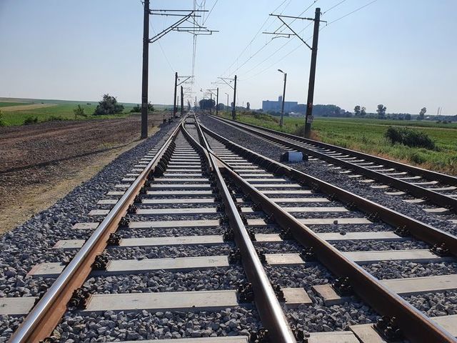 Circulaţia feroviară, întreruptă temporar pe distanţa Băile Calacea – Sînandrei (secţia Timişoara Nord-Arad) după ruperea pantografului unei locomotive şi a liniei de contact/ Circulaţia a şase trenuri, afectată