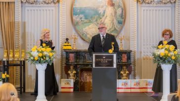 Adrian-Victor Vevera, Directorul General ICI București, primind Trofeul pentru Excelență în Securitate Cibernetică la Future Economy Gala, 25 mai 2026