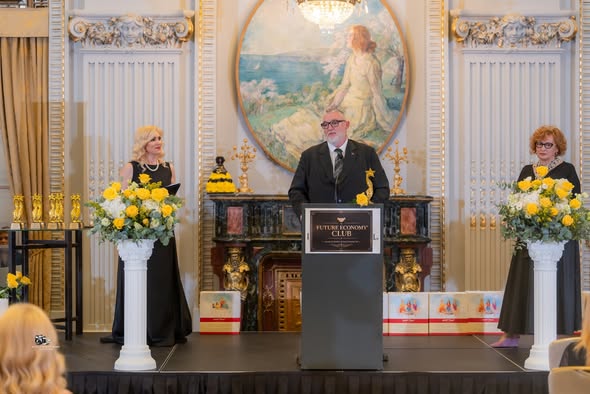 Adrian-Victor Vevera, Directorul General ICI București, primind Trofeul pentru Excelență în Securitate Cibernetică la Future Economy Gala, 25 mai 2026