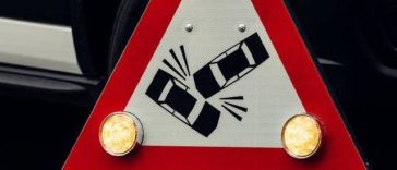 Iaşi – Accident între un autobuz şi un autoturism. Trei persoane acuză dureri. Posibile scurgeri de combustibil
