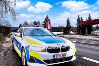 Femeie găsită de poliţişti în stare gravă, într-un spaţiu comercial din Haţeg / Există suspiciunea că ar fi fost violată / Un bărbat de 62 de ani, recalcitrant la sosirea echipajelor de Poliţie, dus la audieri / Anchetă pentru a se stabili ce s-a întâmpla