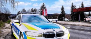 Femeie găsită de poliţişti în stare gravă, într-un spaţiu comercial din Haţeg / Există suspiciunea că ar fi fost violată / Un bărbat de 62 de ani, recalcitrant la sosirea echipajelor de Poliţie, dus la audieri / Anchetă pentru a se stabili ce s-a întâmpla