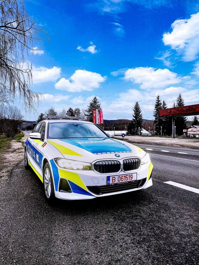 Femeie găsită de poliţişti în stare gravă, într-un spaţiu comercial din Haţeg / Există suspiciunea că ar fi fost violată / Un bărbat de 62 de ani, recalcitrant la sosirea echipajelor de Poliţie, dus la audieri / Anchetă pentru a se stabili ce s-a întâmpla