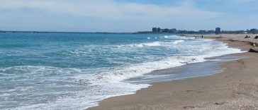 Constanţa: Poliţiştii au solicitat specialiştilor Administraţiei Bazinale de Apă Dobrogea-Litoral să identifice un sector de plajă din Mamaia, vizat într-o anchetă