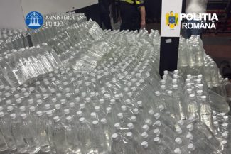 Aproximativ opt tone de alcool şi două autovehicule, confiscate de poliţiştii din Rădăuţi după trei percheziţii la locuinţele unor presupuşi contrabandişti/ Prejudiciul, aproape 900.000 de lei – FOTO