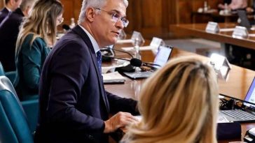 Pîslaru spune că în noua lege a salarizării se elimină sporul de antenă, de praf şi de stres: Dacă, de exemplu, cineva vrea să-mi ceară spor de praf, pentru că în continuare are praf în instituţie, nu o să mai aibă baza legală să mi-l ceară