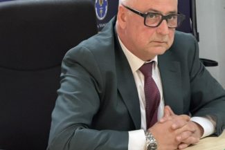Preşedintele Autorităţii Vamale Române, Mihai Savin, reţinut, alături de alte două persoane din cadrul instituţiei