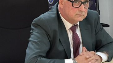 Preşedintele Autorităţii Vamale Române, Mihai Savin, reţinut, alături de alte două persoane din cadrul instituţiei