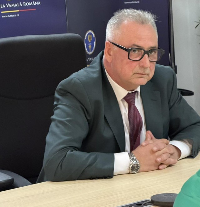 Preşedintele Autorităţii Vamale Române, Mihai Savin, reţinut, alături de alte două persoane din cadrul instituţiei