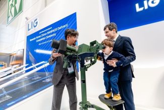 Preşedintele Nicuşor Dan, cu fiul său, la expoziţia internaţională „Black Sea Defense, Aerospace and Security – BSDA 2026”: Avem responsabilitatea să mărim alocările în zona de apărare