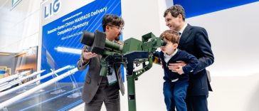Preşedintele Nicuşor Dan, cu fiul său, la expoziţia internaţională „Black Sea Defense, Aerospace and Security – BSDA 2026”: Avem responsabilitatea să mărim alocările în zona de apărare