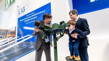Preşedintele Nicuşor Dan, cu fiul său, la expoziţia internaţională „Black Sea Defense, Aerospace and Security – BSDA 2026”: Avem responsabilitatea să mărim alocările în zona de apărare