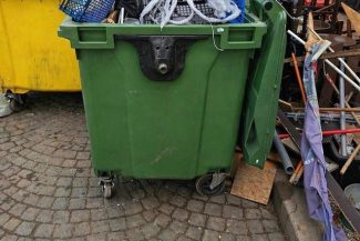 Stare de alertă în judeţul Bacău, unde 65 de oraşe şi comune au rămas fără serviciu de salubritate. Autorităţile constată „eşecul utilităţii publice”