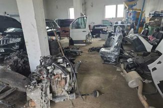 Centru de dezmembrări auto din judeţul Neamţ care funcţiona fără autorizaţie de mediu, amendat cu 40.000 de lei / S-a dispus încetarea activităţii, salubrizarea terenului şi predarea deşeurilor către un operator autorizat
