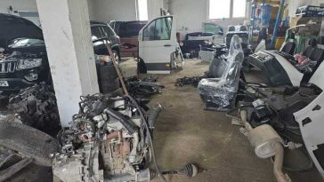Centru de dezmembrări auto din judeţul Neamţ care funcţiona fără autorizaţie de mediu, amendat cu 40.000 de lei / S-a dispus încetarea activităţii, salubrizarea terenului şi predarea deşeurilor către un operator autorizat