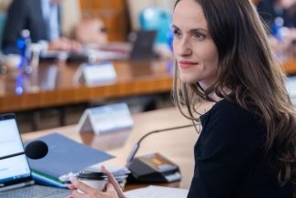 Oana Ţoiu: Declasificăm peste 5.000 de dosare diplomatice din primii ani de tranziţie din arhivele MAE / Românii au dreptul să ştie cu adevărat istoria – alegerile din mai 1990, mineriadele, vizita Regelui Mihai, corespondenţa cu URSS