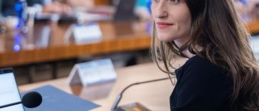 Oana Ţoiu: Declasificăm peste 5.000 de dosare diplomatice din primii ani de tranziţie din arhivele MAE / Românii au dreptul să ştie cu adevărat istoria – alegerile din mai 1990, mineriadele, vizita Regelui Mihai, corespondenţa cu URSS