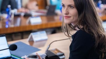 Oana Ţoiu: Declasificăm peste 5.000 de dosare diplomatice din primii ani de tranziţie din arhivele MAE / Românii au dreptul să ştie cu adevărat istoria – alegerile din mai 1990, mineriadele, vizita Regelui Mihai, corespondenţa cu URSS