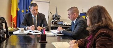 Tanczos Barna: Împreună cu partenerii de la ANSVSA, am agreat necesitatea unui control mult mai strict asupra mişcării animalelor. Reducerea riscului de răspândire a pestei porcine este prioritatea noastră zero pentru a proteja fermele româneşti