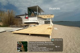 O podină din lemn, amplasată ilegal pe plaja din Vama Veche, dezafectată / Se va continua cu demolarea unei pergole – FOTO