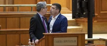 Virgil Popescu (PNL): Simioane, gestul mâinilor legate ţi se potriveşte perfect. Un om care, întrebat despre democraţie, mimează cătuşe pentru adversarii politici nu face campanie, îşi face autoportretul