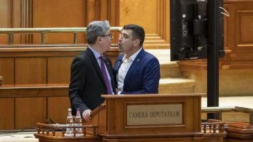 Virgil Popescu (PNL): Simioane, gestul mâinilor legate ţi se potriveşte perfect. Un om care, întrebat despre democraţie, mimează cătuşe pentru adversarii politici nu face campanie, îşi face autoportretul