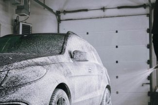 Spălătorie auto dintr-o zonă rezidenţială din Bucureşti, amendată cu 30.000 de lei de Garda de Mediu / Locuitorii au reclamat zgomotul / Unitatea nu avea autorizaţie