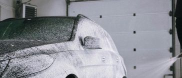 Spălătorie auto dintr-o zonă rezidenţială din Bucureşti, amendată cu 30.000 de lei de Garda de Mediu / Locuitorii au reclamat zgomotul / Unitatea nu avea autorizaţie