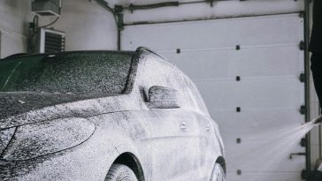 Spălătorie auto dintr-o zonă rezidenţială din Bucureşti, amendată cu 30.000 de lei de Garda de Mediu / Locuitorii au reclamat zgomotul / Unitatea nu avea autorizaţie
