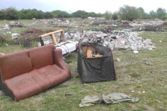 Depozite ilegale de deşeuri pe mai mult de patru hectare, descoperite de Garda de Mediu în judeţul Arad / Primăria Apateu trebuie să cureţe zona cel târziu până în 6 iunie – FOTO