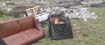 Depozite ilegale de deşeuri pe mai mult de patru hectare, descoperite de Garda de Mediu în judeţul Arad / Primăria Apateu trebuie să cureţe zona cel târziu până în 6 iunie – FOTO