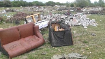 Depozite ilegale de deşeuri pe mai mult de patru hectare, descoperite de Garda de Mediu în judeţul Arad / Primăria Apateu trebuie să cureţe zona cel târziu până în 6 iunie – FOTO