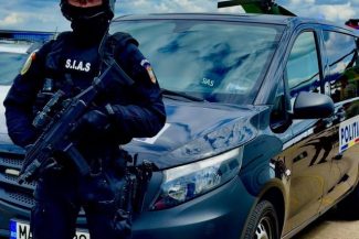Timiş: Un bărbat şi-a ameninţat tatăl, în prezenţa celor trei copii ai săi / A scos inclusiv un cuţit / S-a folosit tot timpul de copii, fără a-i răni, pentru a împiedica poliţiştii să intervină / Este cercetat pentru ultraj