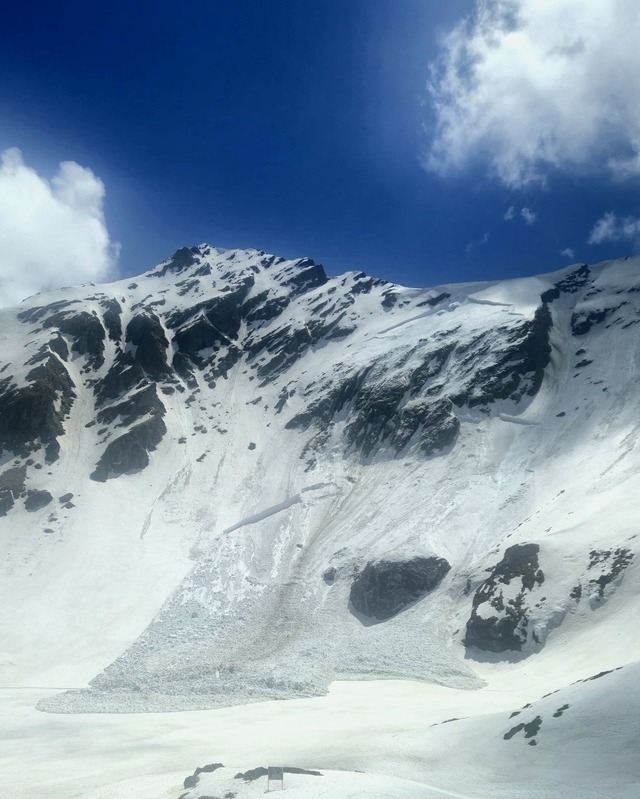 Avalansă de topire de mari dimensiuni la Lâlea Lac / Speciaşişti: Aceste avalanşe se pot produce în orice moment al zilei – FOTO